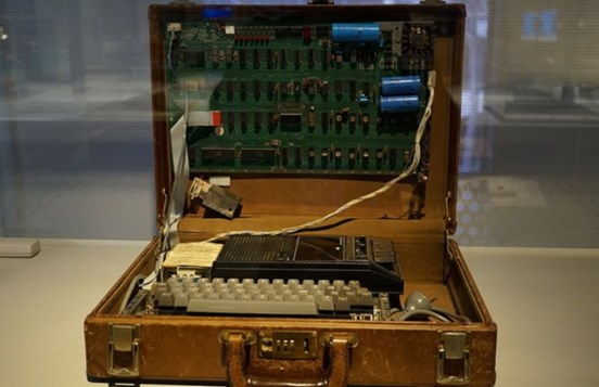 Первый компьютер Apple