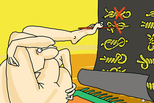 Изогнутый практик вяжет узел ногами