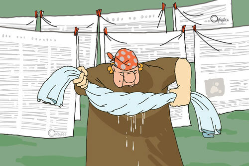 Женщина выжимает белье