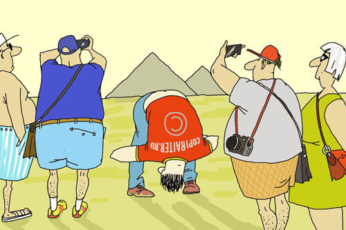 Мальчик смотрит на пирамиду в Египте верх ногами